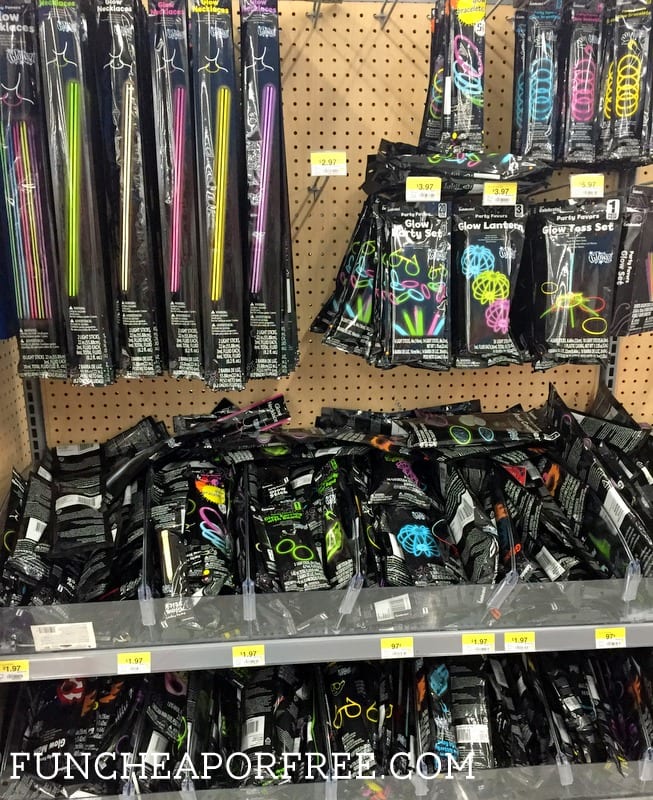 What to bring to Disneyland - Disneyland On The Cheap, part 2 of 3: Prep, Packing, and Traveling with Kids. TONS of tips! Pin now, read later! from FunCheapOrFree.com